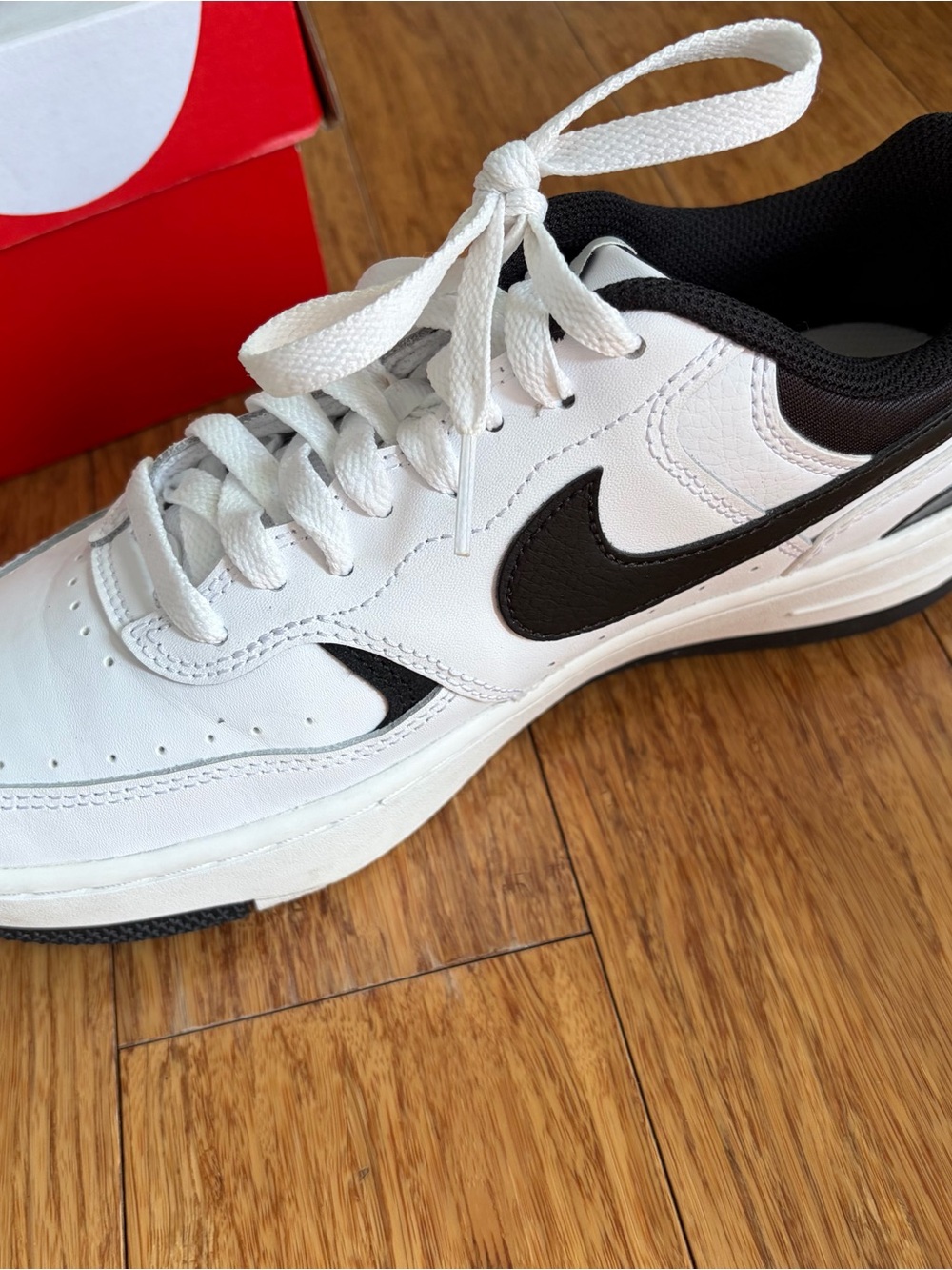 Nike Women’s White and Black Low-Top Sneakers - Picture 3 of 8